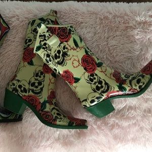 Gorgeous Skull 💀 and Rose 🌹 Rain Boots!!!!